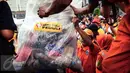 Karyawan dan relawan Artha Graha Peduli mengangkut kantong sampah untuk ditimbang di kawasan Bundaran HI, Jakarta, (21/02). (Liputan6.com/Fery Pradolo)