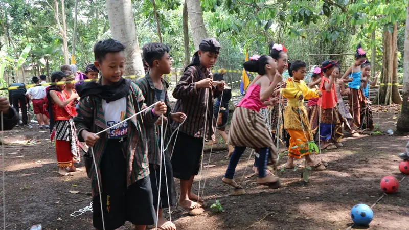 Anak-anak asyik bermain dalam festival dolanan anak 2018 di Purbalingga, Jawa Tengah. (Foto: Liputan6.com/Dinkominfo PBG/Muhamad Ridlo)