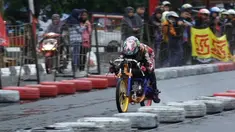 Pembalap drag race tak bekerja sendiri. Ia didukung pencari bakat dan mekanik andal untuk menang. Mereka yang berbakat ternyata diasah dari balap liar sebelum menjuarai ajang drag race sesungguhnya.