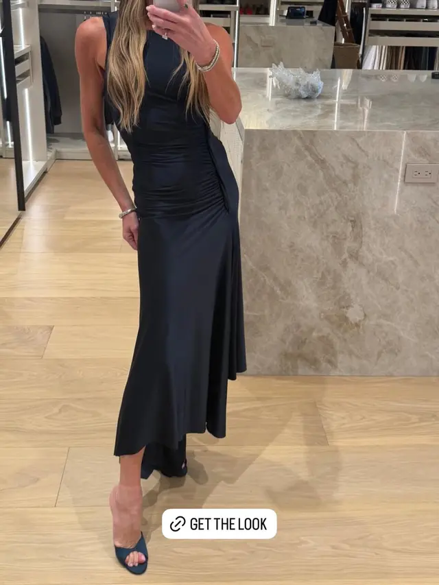 Victoria Beckham Tampil Memukau di Ulang Tahun ke-52, Pesona Awet Muda dalam Balutan Satin Dress