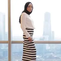 Mix and match busana hijab dengan motif stripes. (sumber foto: Liputan6.com)