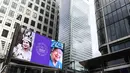 Gambar Ratu Elizabeth II dari Inggris ditampilkan pada layar digital untuk menandai dimulainya di distrik Canary Wharf, London, pada 6 Februari 2022. Ratu Elizabeth II menjadi raja Inggris pertama yang memerintah selama tujuh dekade. (Daniel LEAL/AFP)