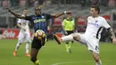 Pemain Inter Milan, Geoffrey Kondogbia (kiri) berebut bola dengan pemain Empoli, Uros Cosic pada lanjutan Serie A Italia di  Giuseppe Meazza stadium, Milan, (12/2/2017).  Inter Milan menang 2-0. (AP/Luca Bruno)