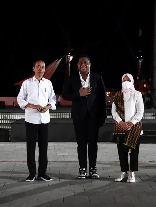 Dalam acara peresmian Penataan Kawasan Marina Labuan Bajo, Iriana Jokowi kembali mendampingi Presiden Jokowi dengan mengenakan atasan lengan panjang berwarna putih dan celana panjang. Ia pun melengkapi penampilannya dengan kain tenun baju berwarna hitam kuning yang tampak kontras di baju putihnya. (Sekretariat Presiden)