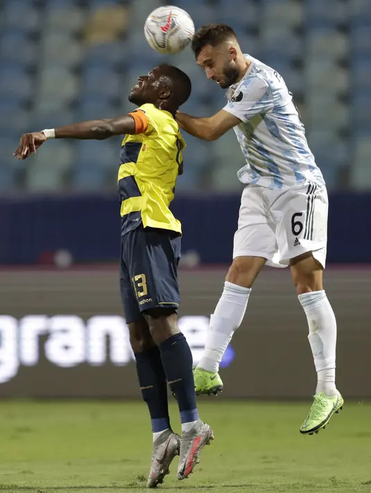 Penyerang Ekuador, Enner Valencia dan bek Argentina, German Pezzella melakukan sundulan saat berebut bola pada perempat final Copa America 2021 di Stadion Olimpico Pedro Ludovico, Brasil, Minggu (4/7/2021) pagi WIB. Argentina sukses mengalahkan Ekuador dengan skor 3-0 (AP Photo/Andre Penner)