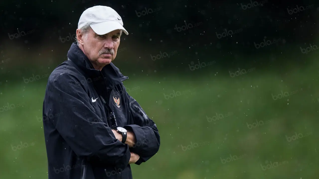 Mimik Serius Alfred Riedl saat Pimpin Latihan Timnas Indonesia