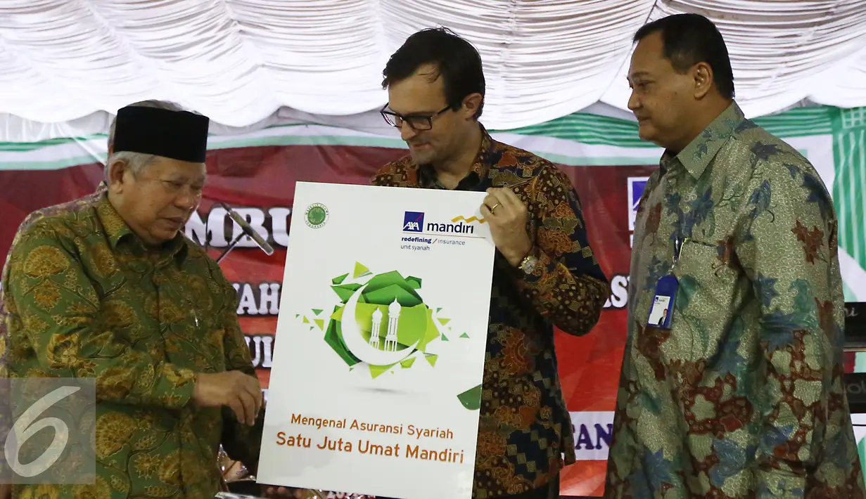 (Ki-ka) Ketua MUI KH Ma’aruf Amin, Presdir AXA Mandiri Jean Phillippe Vandenschrick dan Director of Marketing & Operations AXA Mandiri Kartono saat menandatangani MoU program edukasi keuangan syariah di Tangerang, Senin (30/5).(Liputan6.com/Angga Yuniar)