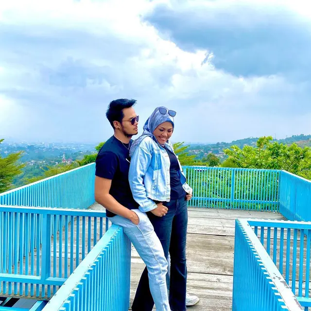7 Potret Kemesraan Elly Sugigi dengan Aher yang Kabarnya Sedang Honeymoon