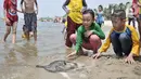 Anak-anak memperhatikan ubur-ubur tangkapan petugas di Pantai Lagoon, Ancol Taman Impian, Jakarta, Rabu (9/10/2019). Kawanan ubur-ubur mulai terlihat di Pantai Lagoon Ancol sejak 6 Oktober lalu. (merdeka.com/Iqbal Nugroho)