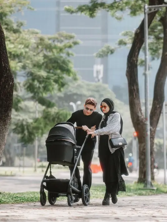 Dalam pemotretan kali ini, Rey Mbayang dan Dinda Hauw memilih perkotaan sebagai latar belakang. (Foto: Instagram/@rey_mbayang)