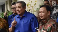 Ketua Umum Partai Demokrat Susilo Bambang Yudhoyono atau SBY (kiri) bersama Ketua Bawaslu Abhan (kanan) usai menggelar pertemuan tertutup di kediaman SBY di Kuningan, Jakarta, Selasa (10/7). (Liputan6.com/Herman Zakharia)