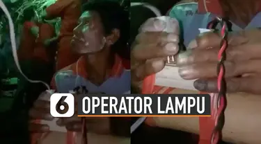 Pria ini tengah mengoperasikan lampu disko kedap-kedip secara manual, tanpa mixer.