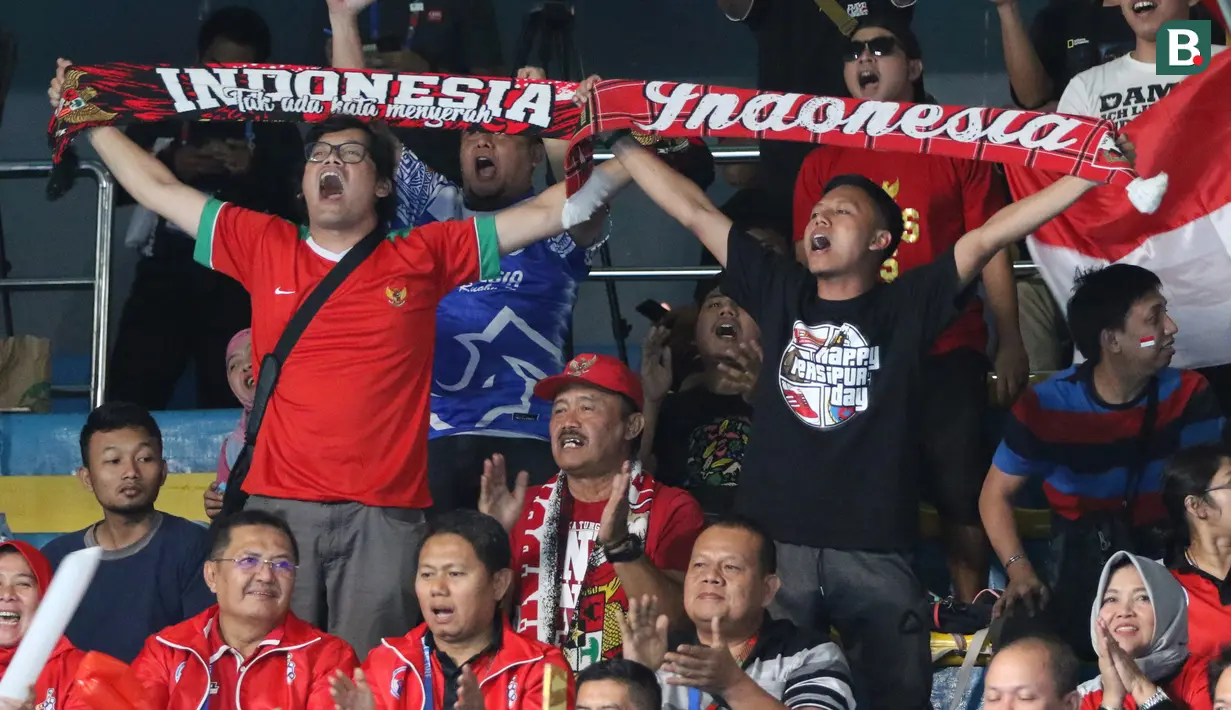 Suporter memberikan dukungan untuk Ruselli Hartawan saat melawan tunggal Malaysia, Kisona Selvaduray, pada laga final Bulutangkis di SEA Games 2019 di Multinlupa Sports Complex, Senin (9/12). Ruselli meraih perak setelah kalah dengan skor 22-20, 14-21 dan 13-21. (Bola.com/M Iqbal Ichsan)