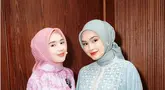 Penampilan berhijab Beby dan Caitlin langsung mencuri perhatian karena terlihat berbeda dari gaya mereka sehari-hari. Keduanya kompak mengenakan hijab yang dililitkan ke leher sambil menunjukkan gaun anggun mereka. Aura elegan mereka membuat para penggemar semakin tidak sabar menantikan film Setetes Embun Cinta Niyala di layar lebar. (Liputan6.com/IG/@caitlinhalderman)