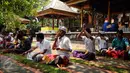 Umat Hindu melakukan sembahyang saat perayaan Nyepi di Pura Aditya Jaya, Rawamangun, Jakarta, Selasa (28/3). Pura Aditya Jaya menjadi tempat perayaan Nyepi umat Hindu di Jakarta (Liputan6.com/Helmi Fithriansyah)