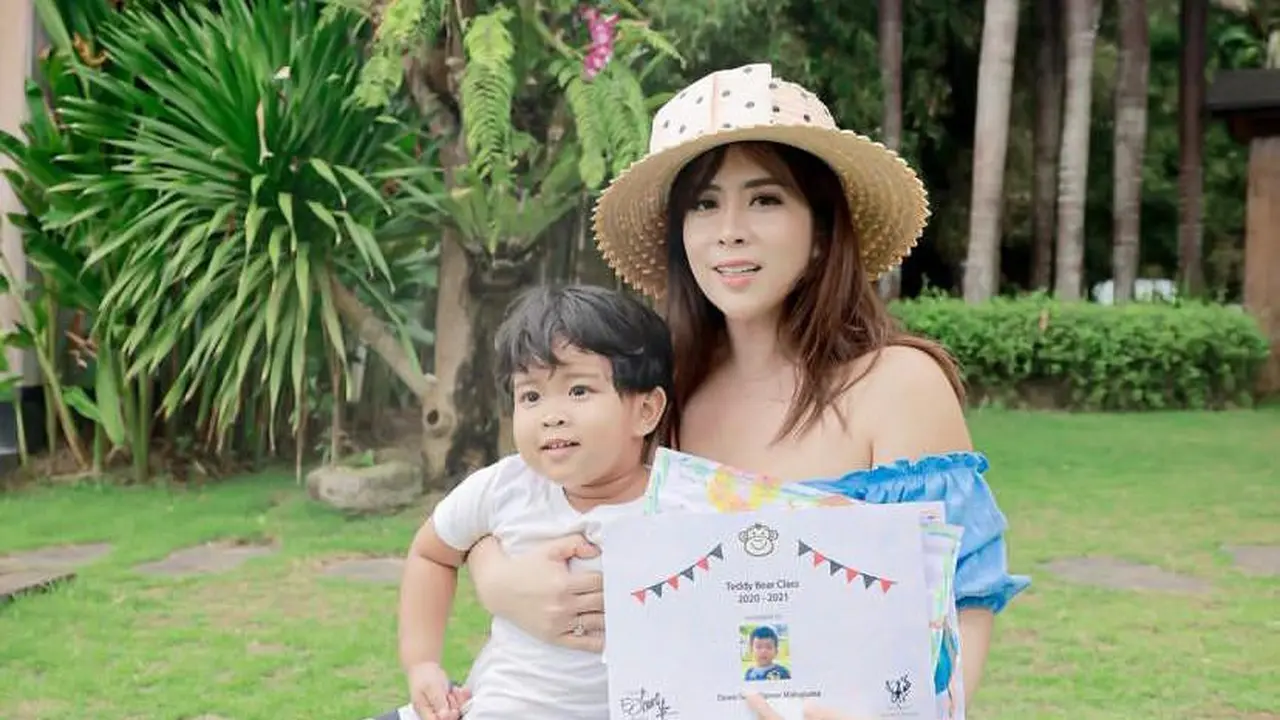 Maharani Kemala dan Putra Sulungnya, Dewa Gede Darren.