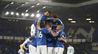 Gelandang Everton, Gylfi Sigurdsson berselebrasi dengan rekan-rekannya usai mencetak gol ke gawang Chelsea pada pertandingan lanjutan Liga Inggris di Goodison Park di Liverpool, Inggris, Minggu (13/12/2020). Everton menang tipis atas Chelsea 1-0. (AP Photo/Jon Super, Pool)