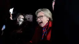 Ekspresi Calon Presiden AS dari Partai Demokrat, Hillary Clinton saat tiba di Westchester County Airport di White Plains, New York, AS, Selasa (8/11). (AP Photo / Andrew Harnik)