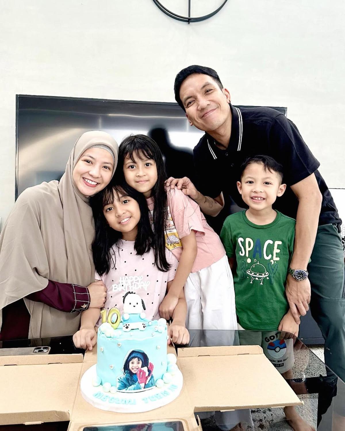 8 Artis yang Tetap Kompak dan Akur dengan Mantan Pasangannya