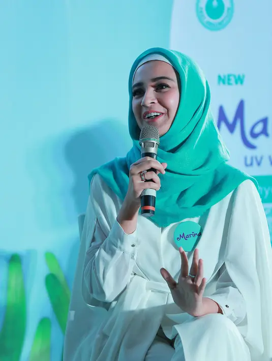 "Nggak berarti karena pakaian tertutup kita ninggalin perawatan kulit. Malah sekarang berhijab lebih gampang kering kulitnya, jadi lebih sering. Kita kan perempuan jadi tetap harus menjaga," kata Shireen Sungkar. (Galih W. Satria/Bintang.com)