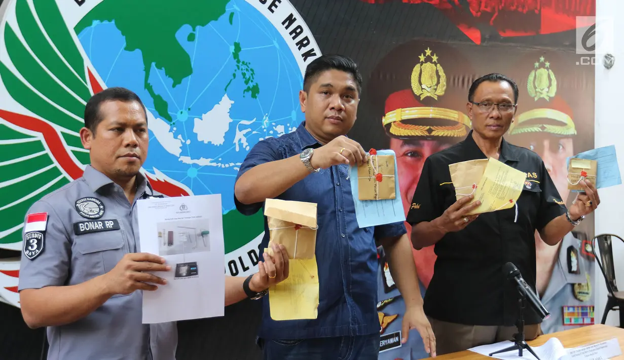 Kasubdit III Ditresnarkoba AKBP Muhammad Iqbal dan Kasubdit Penmas Polda Metro Jaya AKBP I Gede Nyeneng menunjukkan barang bukti saat rilis pengungkapan kasus narkoba dengan tersangka FA dan HHY di Gedung Ditresnarkoba Polda Metro Jaya, Jakarta, Minggu (29/9/2019). (Liputan6.com/Herman Zakharia)