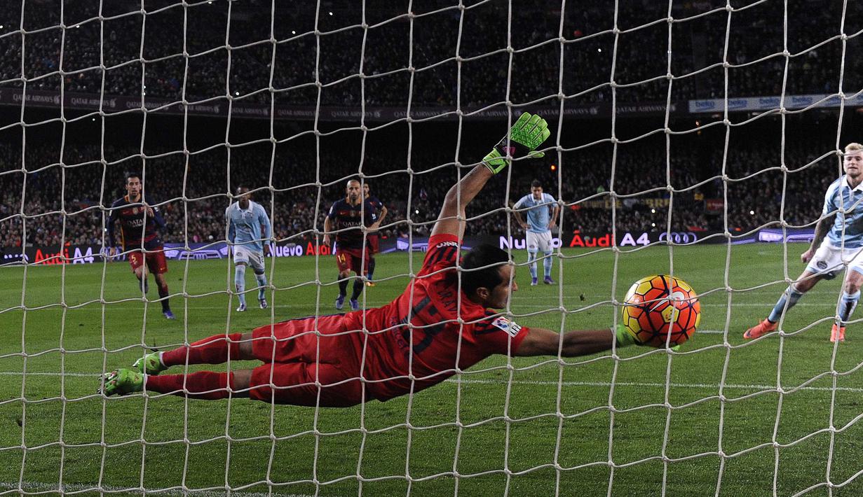Pemain Celta Vigo, John Guidetti (kanan) saat mencetak gol ke gawang Barcelona pada lanjutan La Liga Spanyol di Stadion Camp Nou, Barceloa, Senin (15/2/2016) dini hari WIB. (AFP/Josep L