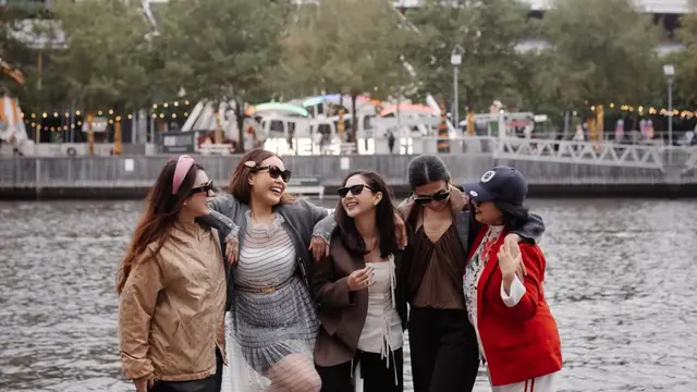 Gaya Kompak Jessica Mila Liburan Akhir Tahun Bareng Kakak Ipar dan Mertua di Australia