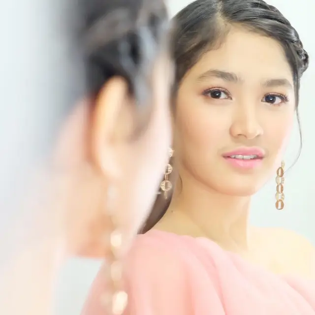 Biasa Natural, Ini 6 Potret Cut Syifa dengan  Makeup Tebal