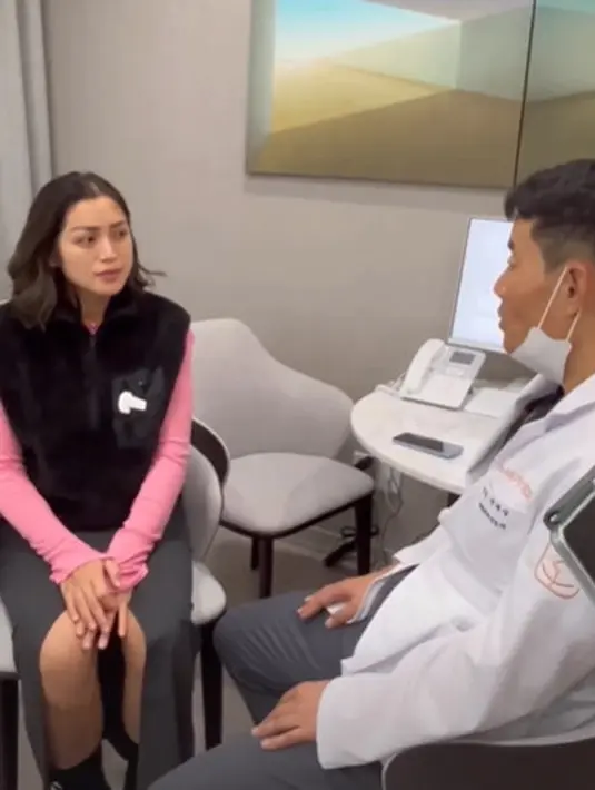 Saat konsultasi, ia kenakan vest yang sama dengan long sleeve pink dan slit skirt [@indonedia_banogani]