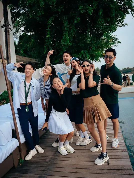 Kenakan beberapa outfit tennis, Raline Shah dan Maudy Ayunda pilih gaya sporty layaknya bestie. [@maudyayunda]