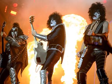 Grup heavy metal AS Kiss tampil saat di atas panggung utama pada hari pertama Paleo Festival ke-45, di Nyon, Swiss (19/7/2022). The Paleo adalah festival musik terbuka terbesar di bagian barat Swiss. (Laurent Gillieron/Keystone via AP)