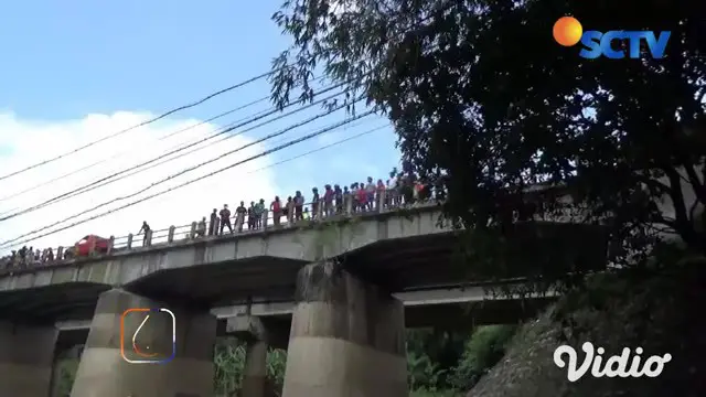 Penemuan mayat laki-laki tanpa identitas di Sungai Ketonggo, Kabupaten Ngawi, Jawa Timur, menggemparkan warga Desa Klitik. Selain itu, ditemukan juga sejumlah luka akibat senjata tajam di tubuh mayat tersebut.