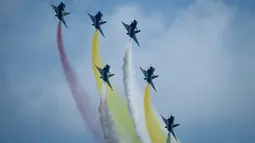 Jet tempur J-10 dari Tim Aerobatic Bayi Angkatan Udara China melakukan manuver pada China Airshow 2018 di Guangdong, Selasa (6/11). Pertunjukan ini menjadi ajang memamerkan kekuatan Angkatan Udara Tentara Pembebasan Rakyat China. (WANG ZHAO / AFP)