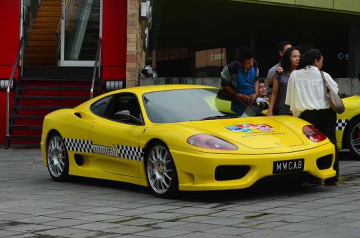 Taksi Ferrari untuk promosi Bank Mandiri