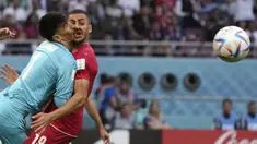 Kiper Timnas Iran Alireza Beiranvand bertabrakan dengan rekan setimnya Majid Hosseini (kanan) saat pertandingan sepak bola grup B Piala Dunia Qatar 2022 antara Inggris dan Iran di Stadion Internasional Khalifa, Doha, Qatar, Senin (21/11/2022). Kejadian ini berawal dari seorang pemain Inggris yang melepas umpan silang dan melambung ke wilayah kotak penalti timnas Iran. (AP Photo/Alessandra Tarantino)