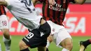 Penyerang AC Milan, Fabio Borini berusaha melewati pemain Cagliari Fabio Pisacane pada lanjutan liga Serie A Italia di stadion San Siro di Milan, (27/8). AC Milan menang atas Cagliari dengan skor 2-1. (AP Photo / Luca Bruno )