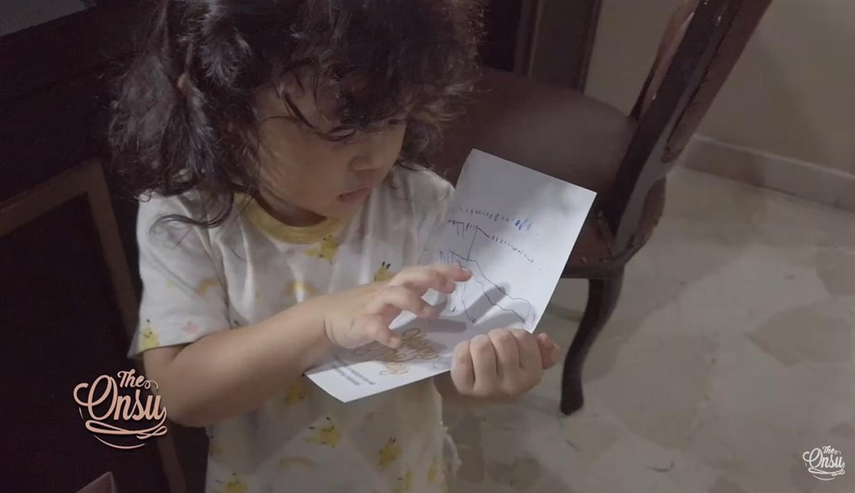 Anak bungsu Ruben Onsu, Tania Putri Onsu, membuat kartu ucapan ulang tahun untuk sanga yah tercinta. (Foto: YouTube/ The Onsu Family)