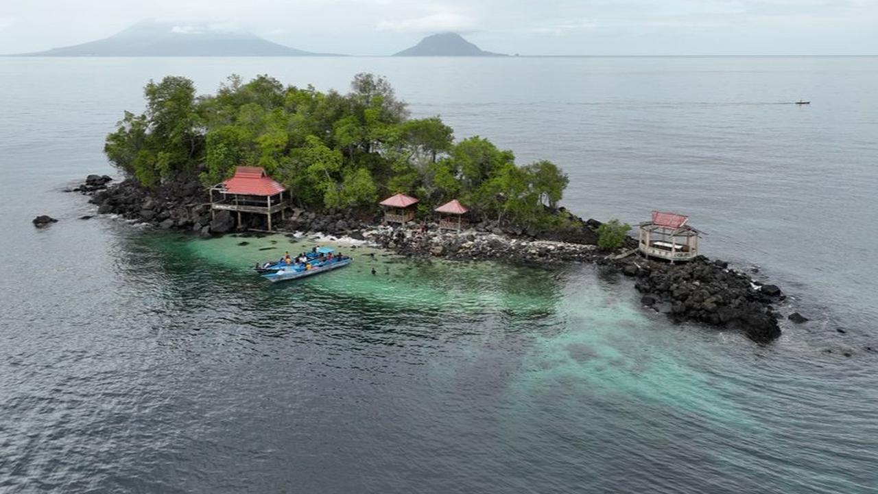 Setelah saksikan tradisi Dodengo, keesokan hari kami ke wonders 5: Teluk Jailolo dan Pulau Babua, yang dianggap keramat.&nbsp;<br>Kami snorkling di sini. Indah sekali. Saat kembali, kami bertemu paus biru. Wow!&nbsp;