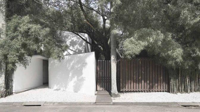 Pagar rumah minimalis material kayu, hunian karya Studio TonTon di Tangerang. (dok. Arsitag.com)