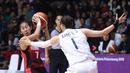 Pebasket putri Indonesia, Kadek Pratita Citta Dewi (kiri) mencoba menembus adangan pemain Korea, Kang Leeseui pada babak penyisihan Grup X Basket Putri Asian Games 2018 di Jakarta, Rabu (15/8). Indonesia kalah 40-108. (Liputan6.com/Helmi Fithriansyah)