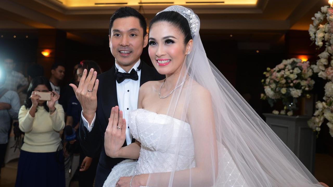 Sandra Dewi akhirnya melepas masa lajangnya