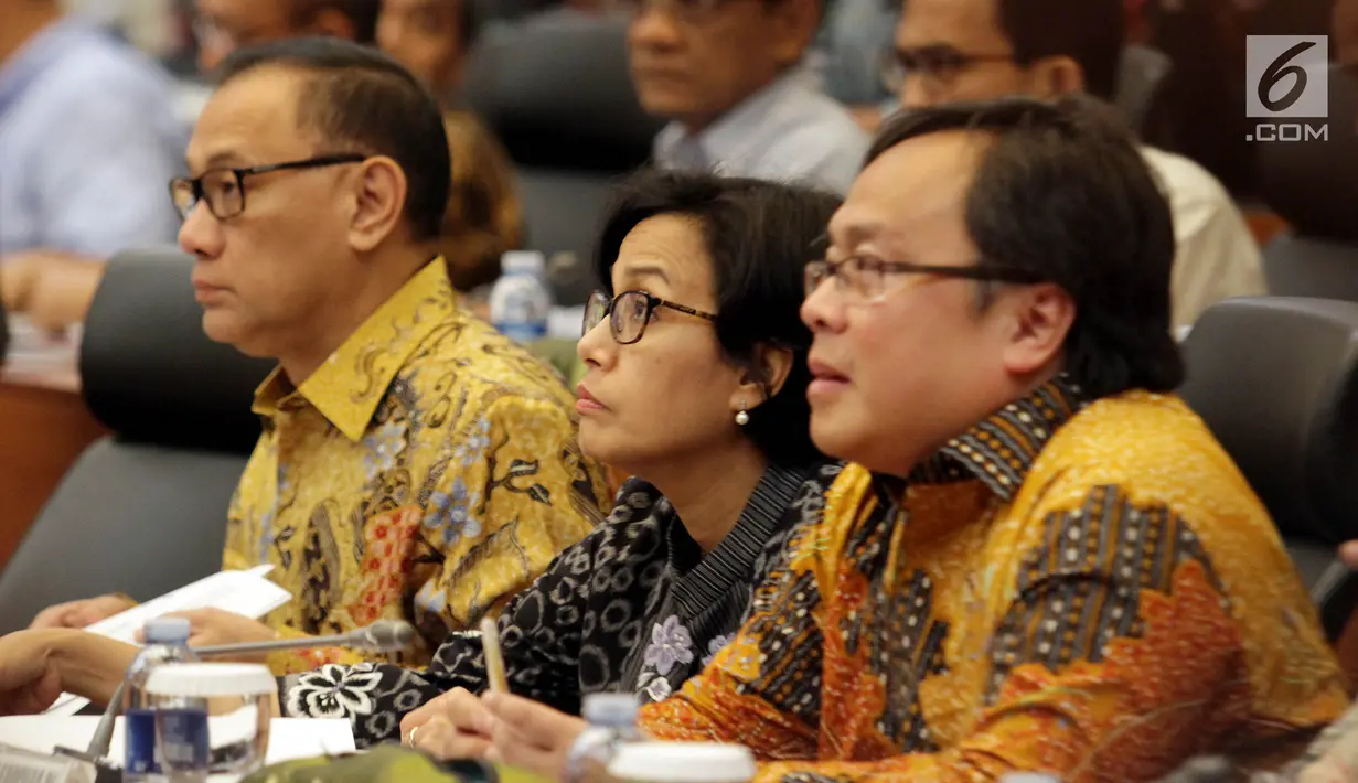 Menteri Keuangan Sri Mulyani (tengah) bersama Gubernur BI Agus Martowardojo (kiri), Menteri PPN/Kepala Bappenas Bambang Brodjonegoro (kanan) saat mengikuti rapat kerja di Kompleks Parlemen, Senayan, Jakarta (5/9). (Liputan6.com/Johan Tallo)