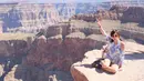 Tempat dimana Vicky Shu berpose merupakan kekayaan alam di daratan Amerika yang bernama Grand Canyon. Sang aktris pun mengakui betapa indahnya tempat tersebut meski ia takut akan ketinggian. (via instagram/@vickyshu)