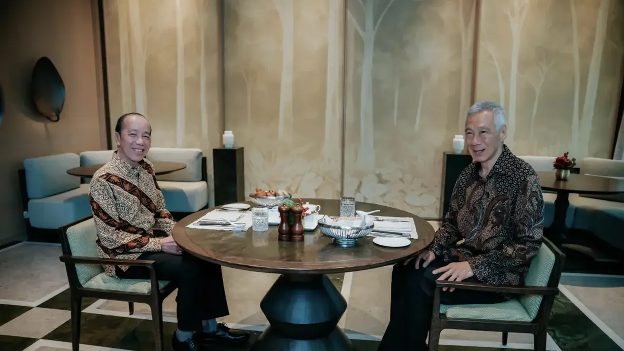 Presiden RI ketujuh Joko Widodo atau Jokowi melakukan pertemuan dengan mantan Perdana Menteri (PM) Singapura Lee Hsien Loong.