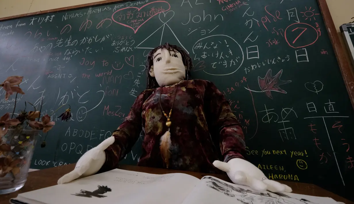 Sebuah boneka yang menggambarkan seorang guru dipajang di sebuah sekolah dasar di desa kecil Nagoro, Jepang, 16 Maret 2019. Boneka-boneka tersebut seolah-olah hidup sungguhan dan beraktivitas selayaknya warga biasa. (KAZUHIRO NOGI/AFP)