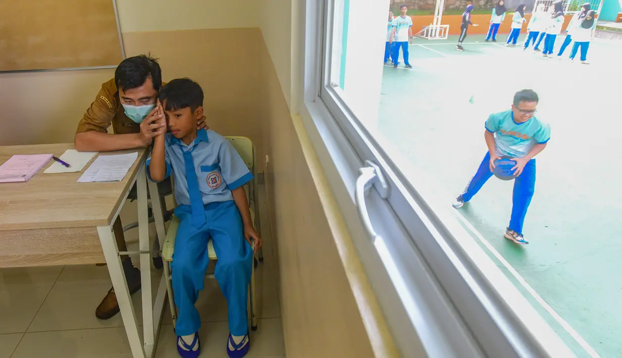 Program Cek Kesehatan Gratis (CKG) Sekolah ini akan menjangkau 282.317 satuan pendidikan, mulai dari Sekolah Dasar (SD) hingga Sekolah Menengah Atasa (SMA) maupun Sekolah Menengah Kejuruan (SMK), termasuk madrasah, pesantren, serta Sekolah Rakyat. (Merdeka.com/Arie Basuki)