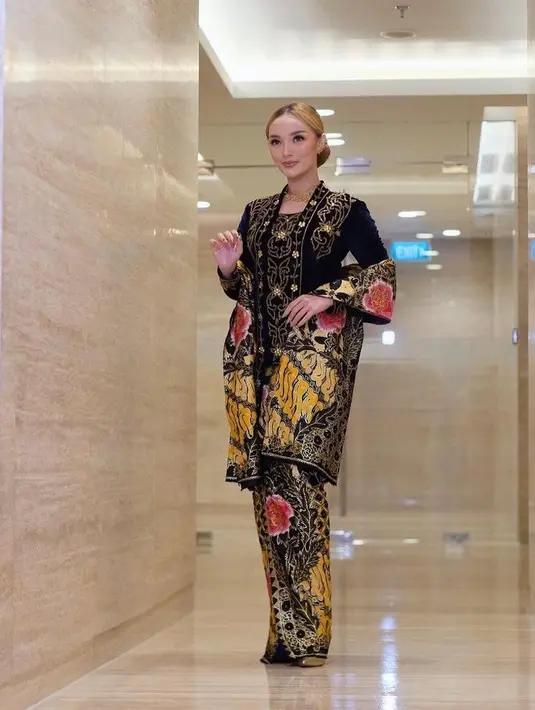 Kebaya tersebut dilengkapi dengan rok dan selendang motif batik yang senada. (Instagram/zaskia_gotix).