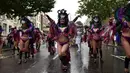 Para penari berkostum seksi saat tampil di parade hari kedua di Karnival Notting Hill, London,Inggris (31/8/2015). Karnaval Notting Hill diadakan untuk merayakan budaya Karibia yang sudah dikenal sejak 1960-an. (AFP PHOTO/LEON Neal)