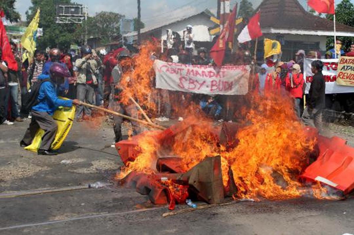 Rel diblokir, perjalanan KA terganggu