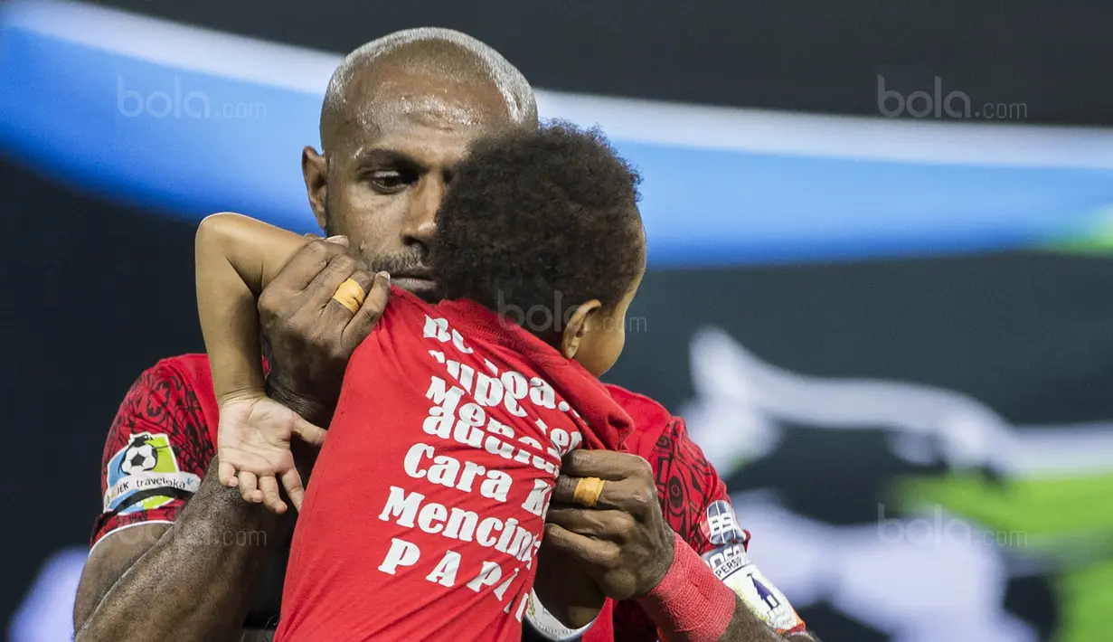 Kapten Persipura, Boaz Solossa, menggendong sang putri sebelum bertanding melawan Bhayangkara FC pada laga Liga 1 Indonesia di Stadion Patriot, Bekasi, Sabtu (9/9/2017). Bhayangkara FC menang 2-1 atas Persipura. (Bola.com/Vitalis Yogi Trisna)